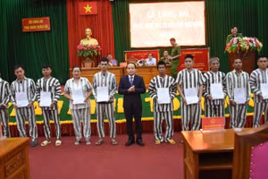 Phó Chánh án Tòa án nhân dân Tối cao Nguyễn Quốc Đoàn trao giấy chứng nhận đặc xá cho các phạm nhân.