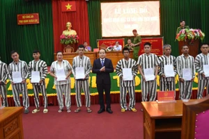 Phó Chánh án Tòa án nhân dân Tối cao Nguyễn Quốc Đoàn trao giấy chứng nhận đặc xá cho các phạm nhân.