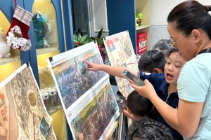 Học sinh Trung tâm ngoại ngữ và tin học Astra hào hứng trải nghiệm hai phụ san của Báo Nhân Dân.