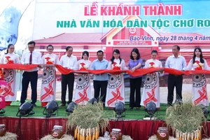 Đại diện lãnh đạo Ban Dân tộc tỉnh Đồng Nai và thành phố Long Khánh cắt băng khánh thành Nhà văn hóa dân tộc Chơ Ro tại phường Bảo Vinh.