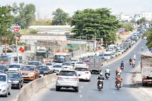 Ùn tắc giao thông kéo dài trên Quốc lộ 1A, hướng Đồng Nai đi Bình Thuận sáng 28/4, đoạn qua địa bàn huyện Trảng Bom.