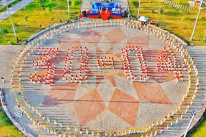 Hơn 700 người đồng diễn xếp hình số 30/4.