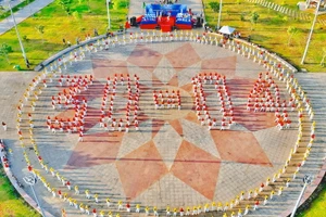 Hơn 700 người đồng diễn xếp hình số 30/4.