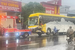 Xe ô-tô khách giường nằm tại hiện trường vụ tai nạn.