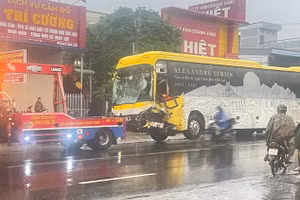 Xe ô-tô khách giường nằm tại hiện trường vụ tai nạn.