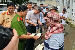 Lãnh đạo Ban An toàn giao thông tỉnh Đồng Nai và Công an tỉnh Đồng Nai hỗ trợ gia đình các nạn nhân vụ tai nạn.