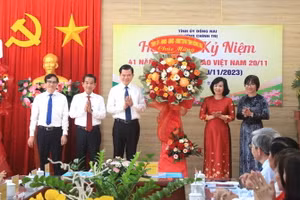 Bí thư Tỉnh ủy Đồng Nai Nguyễn Hồng Lĩnh trao tặng lẵng hoa chúc mừng Trường Chính trị tỉnh nhân kỷ niệm 41 năm Ngày Nhà giáo Việt Nam.