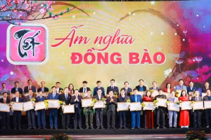 Tôn vinh các đơn vị ủng hộ tiền, quà cho Chương trình Tết vì người nghèo.