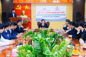 Đồng chí Phan Đình Trạc, Trưởng Ban Nội chính Trung ương dự Chương trình trao quà Tết cho người nghèo huyện Diễn Châu.