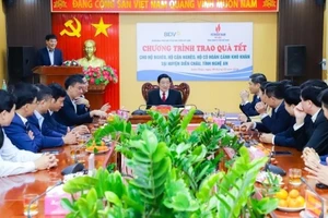 Đồng chí Phan Đình Trạc, Trưởng Ban Nội chính Trung ương dự Chương trình trao quà Tết cho người nghèo huyện Diễn Châu.