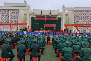 Thanh niên thành phố Vinh lên đường nhập ngũ.