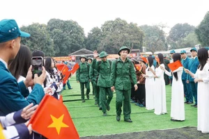 Thanh niên quê Bác hăng hái lên đường nhập ngũ.