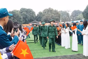Thanh niên quê Bác hăng hái lên đường nhập ngũ.