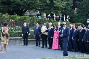 Chiến binh Maori tiến lại gần Thủ tướng Phạm Minh Chính để quăng dao và bó lá dương xỉ.