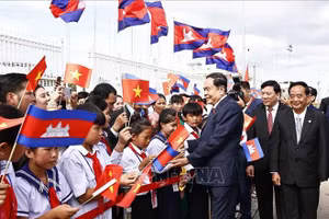 Lễ đón Chủ tịch Quốc hội Trần Thanh Mẫn tại sân bay quốc tế Pochentong, thủ đô Phnom Penh. (Ảnh: TTXVN)