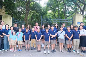 Chú thích ảnh: Đại diện các Thầy cô, Ban giám hiệu cùng nhiều học sinh tại Tập đoàn Giáo dục EQuest đã có buổi thăm viếng tư gia của đại tướng Võ Nguyên Giáp tại địa chỉ số 30 Hoàng Diệu.