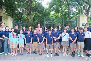 Chú thích ảnh: Đại diện các Thầy cô, Ban giám hiệu cùng nhiều học sinh tại Tập đoàn Giáo dục EQuest đã có buổi thăm viếng tư gia của đại tướng Võ Nguyên Giáp tại địa chỉ số 30 Hoàng Diệu.