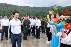 Chủ tịch nước Võ Văn Thưởng và Đoàn công tác Trung ương đã đến thăm cán bộ, chiến sĩ Trung đoàn 152. (Ảnh: TTXVN)