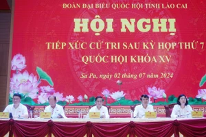 Đồng chí Trần Cẩm Tú, Ủy viên Bộ Chính trị, Bí thư Trung ương Đảng, Chủ nhiệm Ủy ban Kiểm tra Trung ương tiếp xúc cử tri tại thị xã Sa Pa (Lào Cai).