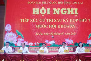 Đồng chí Trần Cẩm Tú, Ủy viên Bộ Chính trị, Bí thư Trung ương Đảng, Chủ nhiệm Ủy ban Kiểm tra Trung ương tiếp xúc cử tri tại thị xã Sa Pa (Lào Cai).