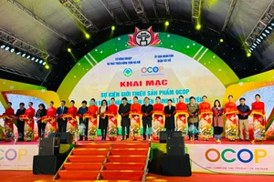 Các đại biểu cắt băng khai mạc sự kiện giới thiệu sản phẩm OCOP gắn với văn hóa các tỉnh miền trung và Tây Nguyên tại phố đi bộ Trịnh Công Sơn (Hà Nội).