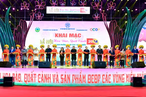 Các đại biểu cắt băng khai mạc Lễ hội hoa đào, quất cảnh và các sản phẩm Chương trình mỗi xã một sản phẩm (OCOP) các vùng miền Xuân Giáp Thìn.