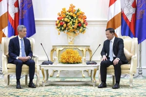 Đại sứ Nguyễn Minh Vũ (trái) chào xã giao Thủ tướng Chính phủ Hoàng gia Campuchia Samdech Moha Borvor Thipadei Hun Manet.