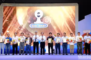 Lãnh đạo tỉnh trao giải cho tác giả, nhóm tác giả đoạt giải Nhất Giải thưởng Báo chí Huỳnh Thúc Kháng lần thứ 17.