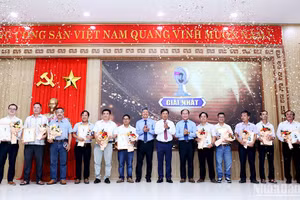 Các đồng chí lãnh đạo tỉnh Quảng Nma trao Giải thưởng Báo chí Huỳnh Thúc Kháng cho các tác giả, nhóm tác giả có tác phẩm đoạt giải Nhất