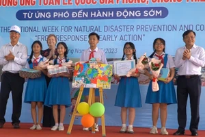 Đại biểu trao quà tặng học sinh đoạt giải các cuộc thi hưởng ứng chống thiên tai.