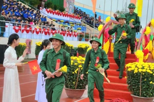 Hàng nghìn thanh niên Quảng Nam nô nức lên đường bảo vệ Tổ quốc.