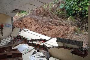 Mưa to làm quả đồi phía sau sạt lở, đổ xuống gây sập tường phòng học.