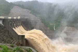 Nhà máy Thủy điện Sông Bung 4 vận hành hạ thấp mực nước hồ để đón lũ.