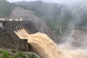 Nhà máy Thủy điện Sông Bung 4 vận hành hạ thấp mực nước hồ để đón lũ.
