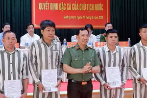 Trung tướng Lê Văn Tuyến, Thứ trưởng Công an trao quyết định đặc xá và căn cước công dân cho phạm nhân. (Ảnh: ĐOÀN ĐẠO)