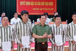 Trung tướng Lê Văn Tuyến, Thứ trưởng Công an trao quyết định đặc xá và căn cước công dân cho phạm nhân. (Ảnh: ĐOÀN ĐẠO)