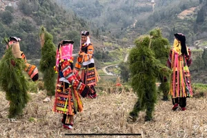 Nhảy múa với ma cỏ - nghi lễ độc đáo trong lễ cúng tổ tiên của người Lô Lô. Ảnh: Quốc Đạt