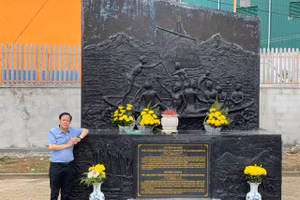 Tác giả bên Bia tưởng niệm Di tích cuộc võ trang vượt ngục ngày 12/12/1952.