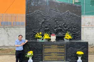 Tác giả bên Bia tưởng niệm Di tích cuộc võ trang vượt ngục ngày 12/12/1952.