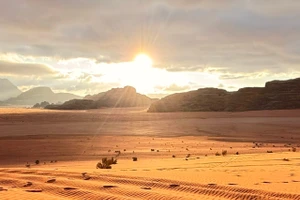 Ở đây, chúng ta là những người lữ hành, lắng nghe câu chuyện của sa mạc.