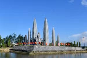 Tượng đài Khát vọng thống nhất ở Bờ Bắc Khu Di tích Quốc gia đặc biệt Đôi bờ Hiền Lương - Bến Hải. Ảnh: Khoa Đăng