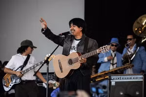 Macario Martinez hát “Suena Lindo, Corazon”