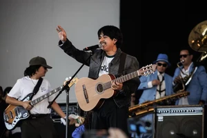 Macario Martinez hát “Suena Lindo, Corazon”