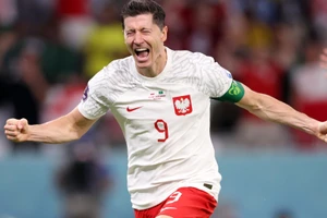 Robert Lewandowski ăn mừng trong nước mắt của sự hạnh phúc.