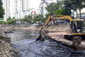 Nạo vét, khơi thông dòng chảy sông Lừ (Hà Nội). Ảnh: HẢI MIÊN