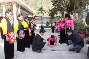 Trải nghiệm chơi trò chơi tó mák lẹ cùng đồng bào dân tộc Thái. 