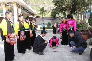 Trải nghiệm chơi trò chơi tó mák lẹ cùng đồng bào dân tộc Thái. 