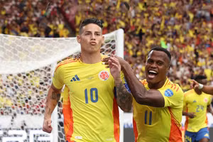 James Rodriguez (trái) giành danh hiệu Cầu thủ xuất sắc nhất Copa America 2024.