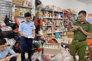 Các lực lượng chức năng đang kiểm tra hàng hóa tại cơ sở kinh doanh hàng nhập khẩu.