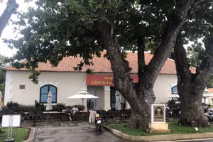 Nhà Công quán Côn Đảo, nơi nhà soạn nhạc Charles Camille Saint Saens viết chương cuối của vở nhạc kịch "Hoàng hậu Fredegonde".